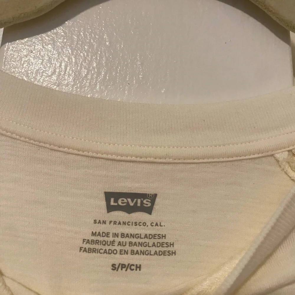 Levi's Women's Graphic Ocean Shores Tee Shirt - Picture 3 of 3